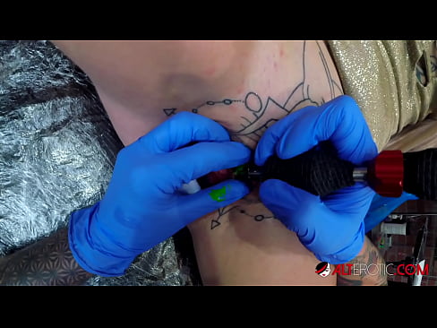 ❤️ Extremamente tatuada, a brasa Sully Savage fez uma tatuagem em seu clítoris ❤❌ Sexo vídeo em pt-br.xxxner.ru ☑